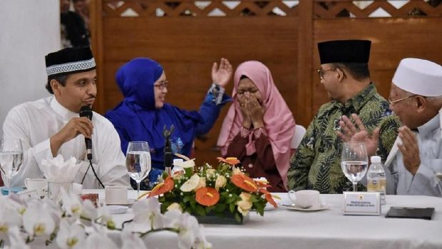 Rifdah terharu saat Syaikh Khalid akan memberangkatkannya haji dan mengangkatnya menjadi anak
