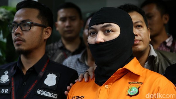 Polisi Pamerkan Arseto Pariadji Bertopeng dan Mercy Putih