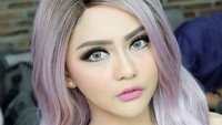 Jenita Janet termasuk artis yang selalu tampil bugar, ia juga lincah menari dan bernyanyi di atas panggung. (Foto: Instagram/jenitajanet)