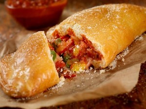 Calzone, Pizza Tutup Mirip Pastel yang Empuk Gurih