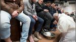 Foto: Saat Paus Fransiskus Cium Kaki 12 Narapidana
