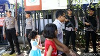 Untuk memperketat keamanan, security door juga disiapkan di pintu masuk Katedral. Security door disiapkan untuk mengecek setiap orang yang hendak masuk ke Katedral.