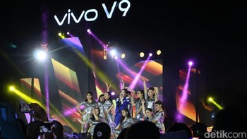 Alunan musik dari @ViaVallen01 dengan lagu Sayang memberikan warna berbeda dalam momen Vivo V9 Grand Launch di Borobudur. #VivoV9 #VivoV9GrandLaunch. Foto: Peluncuran Vivo V9