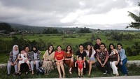Selain mengunjungi pantai, mereka juga pergi ke sawah. Foto: dok. Instagram Ashanty
