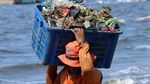 Pasukan Oranye Berjibaku Bersihkan Sampah di Pesisir Cilincing