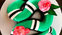Sedikit berbeda dari cake ular lain, racheldemarte menginterpretasikan cake ular dengan berbeda. Ia memberi sentuhan artistik pada motif ular dan tambahan bunga mawar. Foto: Instagram racheldemarte