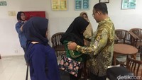 Istri Rifai, yang dipeluk Anies, tengah hamil 6 bulan. Dia mendoakan anak Rifai sehat. Anies mengatakan Rifai seorang pemberani yang dapat menjadi teladan bagi semua.