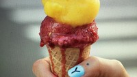 Ini sangat panas di New York City, tulis Victoria dalam akun Instagramnya. Dengan hiasan cat kuku bertuliskan VB love NY. Terlihat ia menggembang es krim cone berwarna kuning dan merah keunguan. Foto: Instagram @victoriabeckham