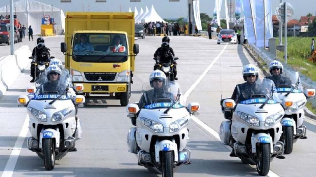 Presiden Joko Widodo meresmikan jalan tol ruas Ngawi - Kertosono. Jokowi kemudian menjajal tol itu dengan naik truk. 