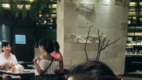 Begini kedekatan Cecil dengan adiknya bernama Lim Bintang. Mereka terlihat sedang menunggu makanan yang dipesan datang sambil bercengkrama dan main squishy. Karena baru tersedia ice tea di atas meja mereka. Foto: Instagram @cecillimbad