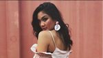 7 Pose Marion Jola saat Pamer Pundak Seksi
