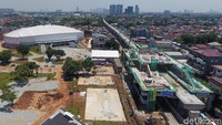 Pekerjaan Konstruksi di Depo, di Stasiun, pemasangan rel dan instalasi fasilitas operasi Kereta Api sedang dilakukan di lapangan. 