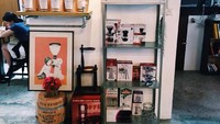 Dengan desain sederhana namun tetap menarik. Phil Coffee Company memajang produk biji kopi sekaligus alat meracik kopi dengan rapi sehingga pembeli mudah mengenali. Foto: Pantip