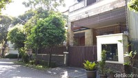 Dari luar tak terlihat jelas bagian teras rumah tersebut, hanya terlihat ada kursi taman. Sementara itu, tidak tampak aktivitas dari rumah yang telah disita KPK itu (Foto: Yulida Medistiara/detikcom)