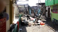 Bangunan musala masih utuh, sedangkan bangunan lain di sekelilingnya ludes terbakar (Foto: Haris Fadhil/detikcom)