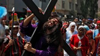 Tampak seorang laki-laki berperan sebagai Jesus yang akan disalib (Foto: Dok. REUTERS/Amit Dave)