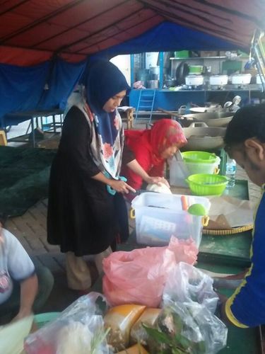 Warga ikut memasak di dapur umum untuk korban kebakaran Taman Kota
