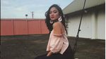 7 Pose Marion Jola saat Pamer Pundak Seksi