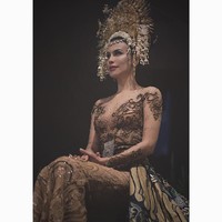 Aktris Sophia Latjuba ikut ambil bagian di fashion show Anne Avantie yang bertajuk Sekarayu Sriwaderi di Jakarta Convention Center, Kamis (29/3/2018). Digelar dalam rangkaian Indonesia Fashion Week 2018, hajatan ini merupakan selebrasi 29 tahun Anne Avantie berkarya sebagai desainer. Foto: Dok. Instagram Sophia Latjuba
