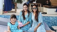 Ashanty, Aurel, dan Arsy kompak mengenakan baju berwarna biru. Foto: dok. Instagram Ashanty