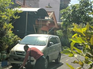 Ditanya Kasus Suaminya, Ini Reaksi Istri Bapak Setrum Anak