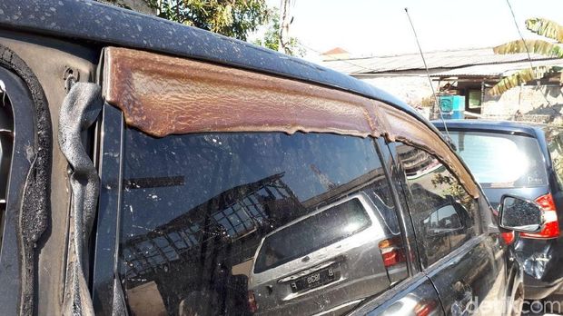 Kanopi mobil meleleh karena panasnya api 