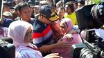 Foto: Pelukan Anies untuk Warga Korban Kebakaran di Taman Kota