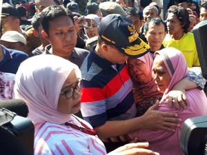 Anies Jamin Bantu Korban Kebakaran Taman Kota Urus Surat Berharga