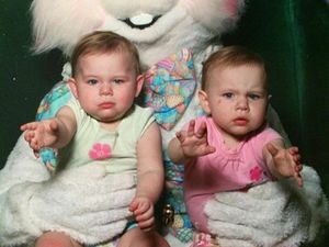 Berbagai Ekspresi Lucu si Kecil Saat Berpose dengan Easter Bunny
