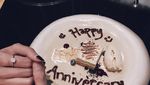 Keren! Intip Pose Kevin Aprilio Makan Kue hingga Ngeteh