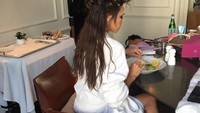 Sebelum melakukan photoshoot, Victoria juga menyempatkan diri untuk makan siang. Meskipun sering mengunggah foto kue, padahal makanan yang ia suka adalah makanan sehat. Telur, roti dan alpukat jadi pilihan makan siangnya. Foto: Instagram @victoriabeckham
