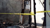 Garis polisi mulai dipasang agar warga tak masuk ke rumah-rumah yang terbakar (Foto: Haris Fadhil/detikcom)