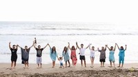 Bersama keluarga besar, mereka tampak berpose di pinggir pantai. Foto: dok. Instagram Ashanty