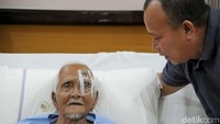 Kondisi katarak matur yang keras membuat tim dokter harus melakukan tindakan penyedotan. Meskipun prosesnya cukup rumit, namun tim dokter akhirnya berhasil mengoperasi mata Nyak Sandang. (Foto: Muchlis Jr-Biro Pers Setpres)