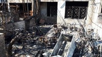 Selain mobil, terlihat puluhan bangkai sepeda motor di salah satu rumah yang terbakar. Rumah itu digunakan sebagai tempat jual beli motor bekas. (Foto: Haris Fadhil/detikcom)