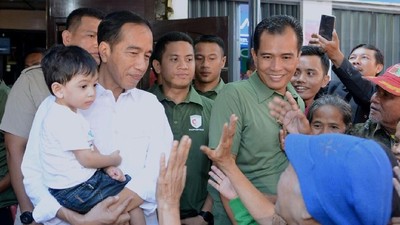 Foto: Lucunya Jan Ethes di Gendongan Jokowi