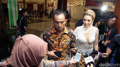 Nikita Mirzani-Dipo Latief Makin Mesra, Meriahnya Konser The Chainsmokers