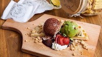 Waffle yang empuk makin enak dipadu bersama dengan es krim dan juga beberapa potong buah serta whipped cream. Yummy!