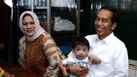 Kehadiran Jokowi membuat kedai semakin ramai. Tidak sedikit masyarakat yang ingin berswafoto dan bersalaman dengannya. Sambil menggendong Ethes, Jokowi melayani sesi berfoto bersama masyarakat.  (Foto: Biro Pers Setpres)