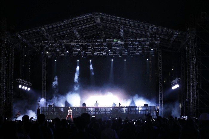 Ilustrasi Penonton Konser Musik di Konser The Chainsmokers di Jakarta.