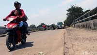 Flyover ini juga kurang terawat.