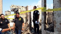 Kepolisian turun tangan menyelidiki penyebab kebakaran permukiman padat penduduk di Taman Kota, Jakarta Barat (Foto: Haris Fadhil/detikcom)