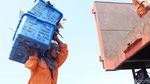 Pasukan Oranye Berjibaku Bersihkan Sampah di Pesisir Cilincing