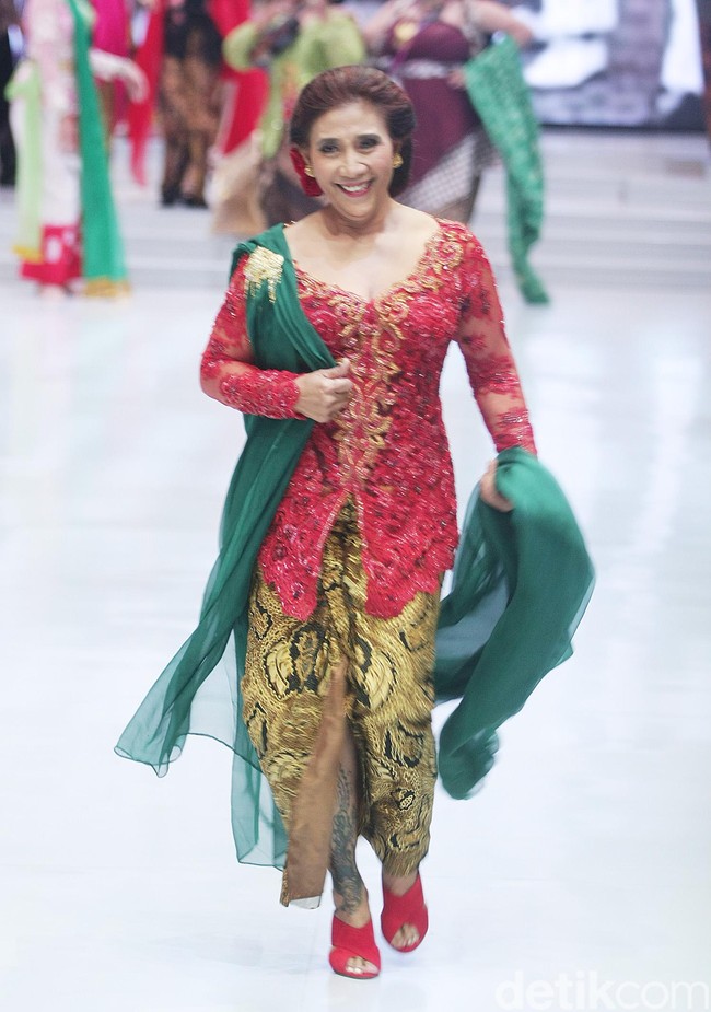 Menemani gayanya malam itu, teep-teo heels merah berikut selendang hijau yang menjuntai, menciptakan kesan anggun pada penampilannya. Foto: Muhammad Abduh/Wolipop