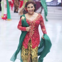 Menemani gayanya malam itu, teep-teo heels merah berikut selendang hijau yang menjuntai, menciptakan kesan anggun pada penampilannya. Foto: Muhammad Abduh/Wolipop