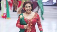 Susi Pudjiastuti Jadi Model Anne Avantie berjalan di atas catwalk. Foto: Muhammad Abduh/Wolipop