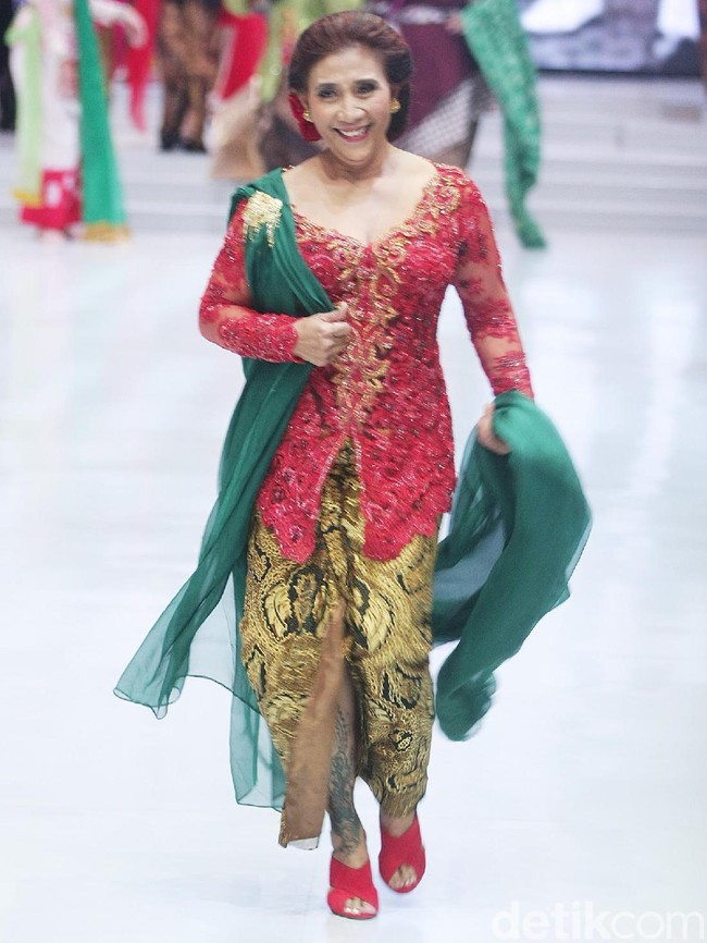 Biasa tampil cuek dengan gaya kasualnya, Menteri Susi menebar pesonannya dalam balutan kebaya merah rancangan Anne Avantie yang senada dengan warna rambutnya. Tak ketinggalan, kain batik sebagai bawahan dengan belahan tinggi yang lagi-lagi mengumbar tato berbentuk burung phoenix itu. (Foto: Muhammad Abduh/Wolipop)