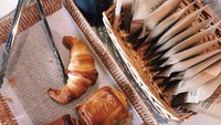 Tidak hanya ahli dalam bidang kopi, kafe ini juga terkenal dengan menu pastry nya yang beragam dan enak. Croissant merupakan pilihan yang pas untuk ngopi. Foto: Pantip