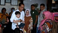 Presiden beserta keluarga tiba di kedai yang dioperasikan Siswo Martono sejak 1974 itu pukul 08.23 WIB. Suasana hangat pun tampak ketika Presiden sekeluarga duduk satu meja menikmati soto yang disajikan, ucap Deputi Bidang Protokol, Pers, dan Media Sekretariat Presiden, Bey Machmudin. (Foto: Biro Pers Setpres)