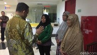 Anies berbicara dengan keluarga Rifai. Dia berbicara dengan istri dan ibu Rifai. Anies menyampaikan apresiasi dan terima kasih atas tindakan heroik Rifai saat menolong warga di kebakaran Taman Kota.